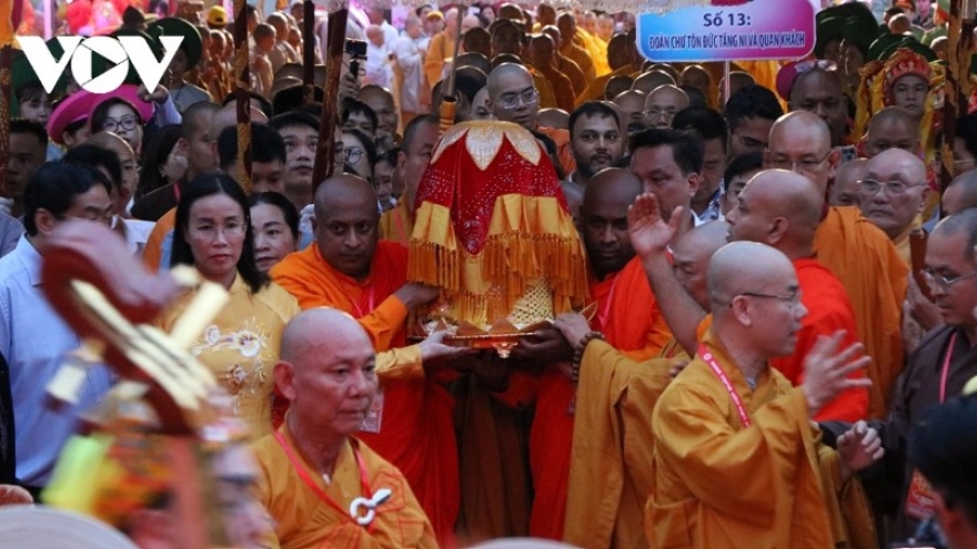 Hàng ngàn người chiêm bái xá lợi Phật tại Đà Nẵng